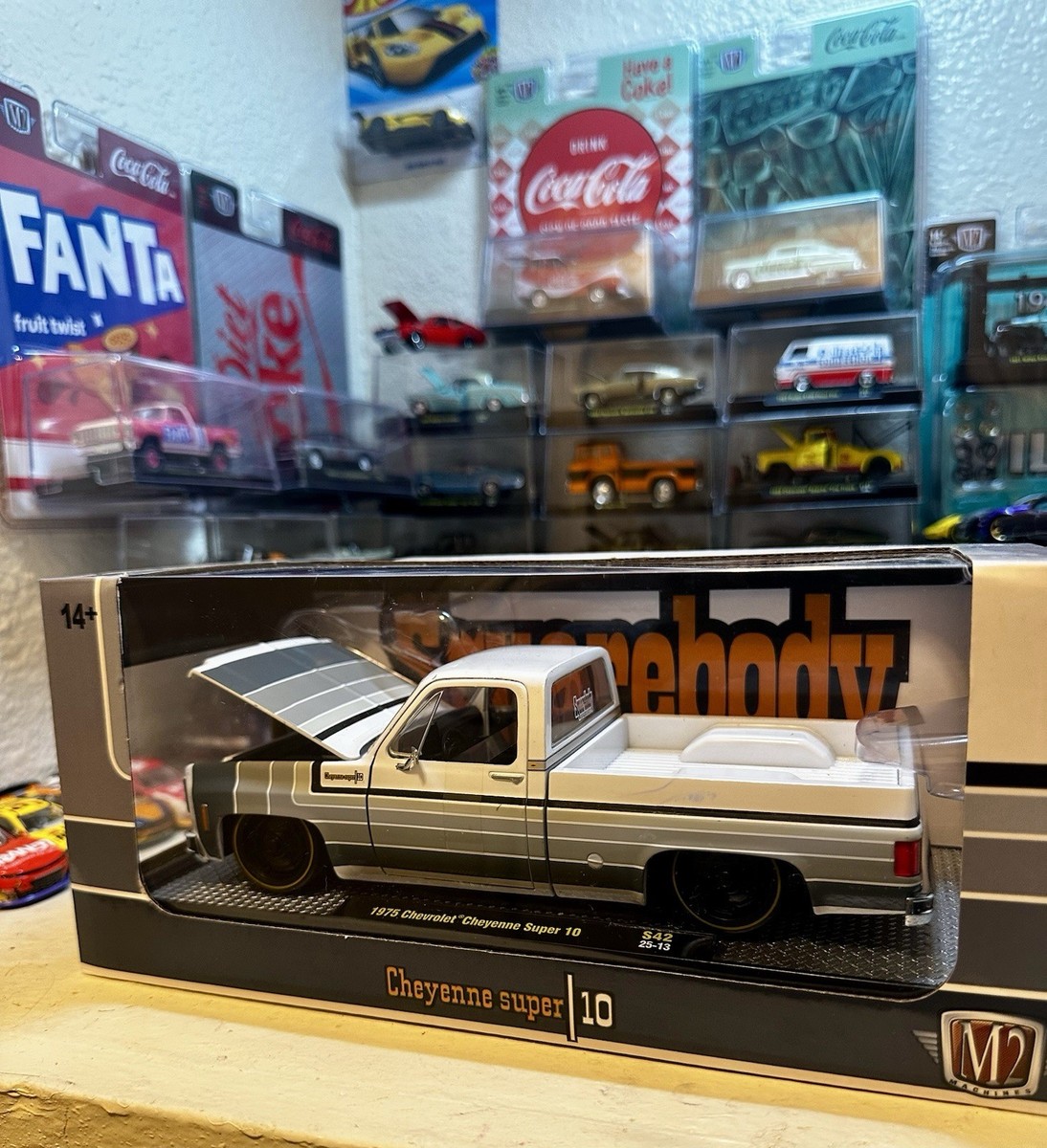 M2 Machines 1975 Chevrolet Cheyenne Super 10 1:24 Diecast Truck