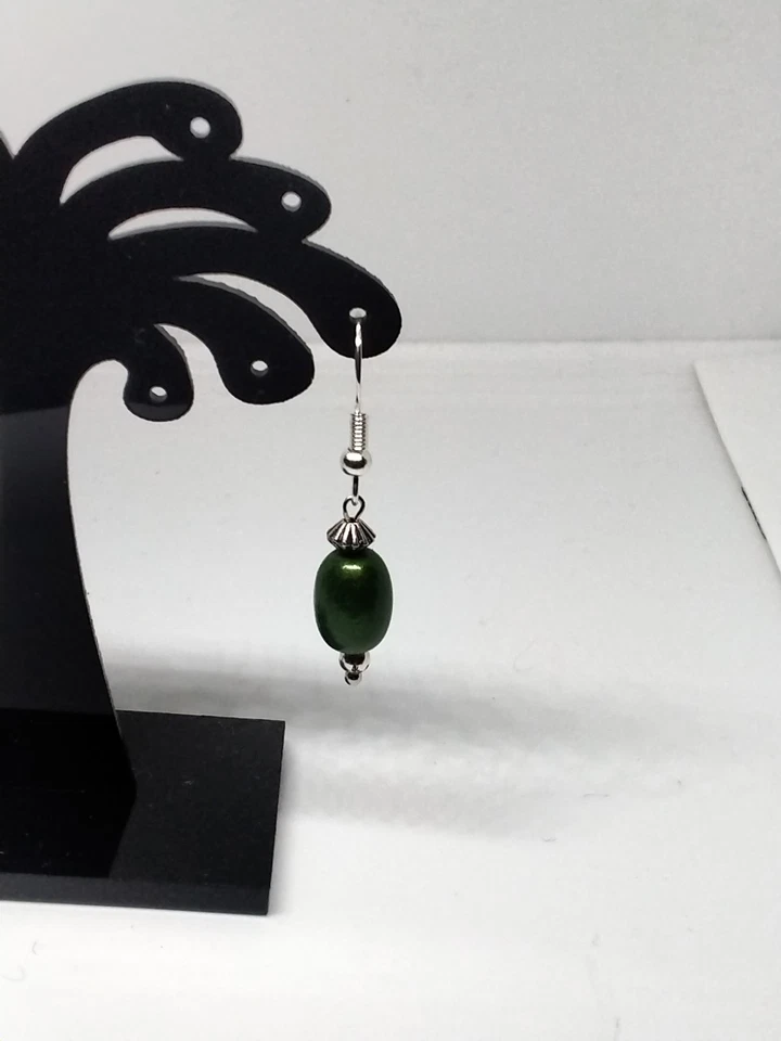 Pendientes de cuentas milagrosas verdes inusuales con detalles de plata Foto 3 de 4