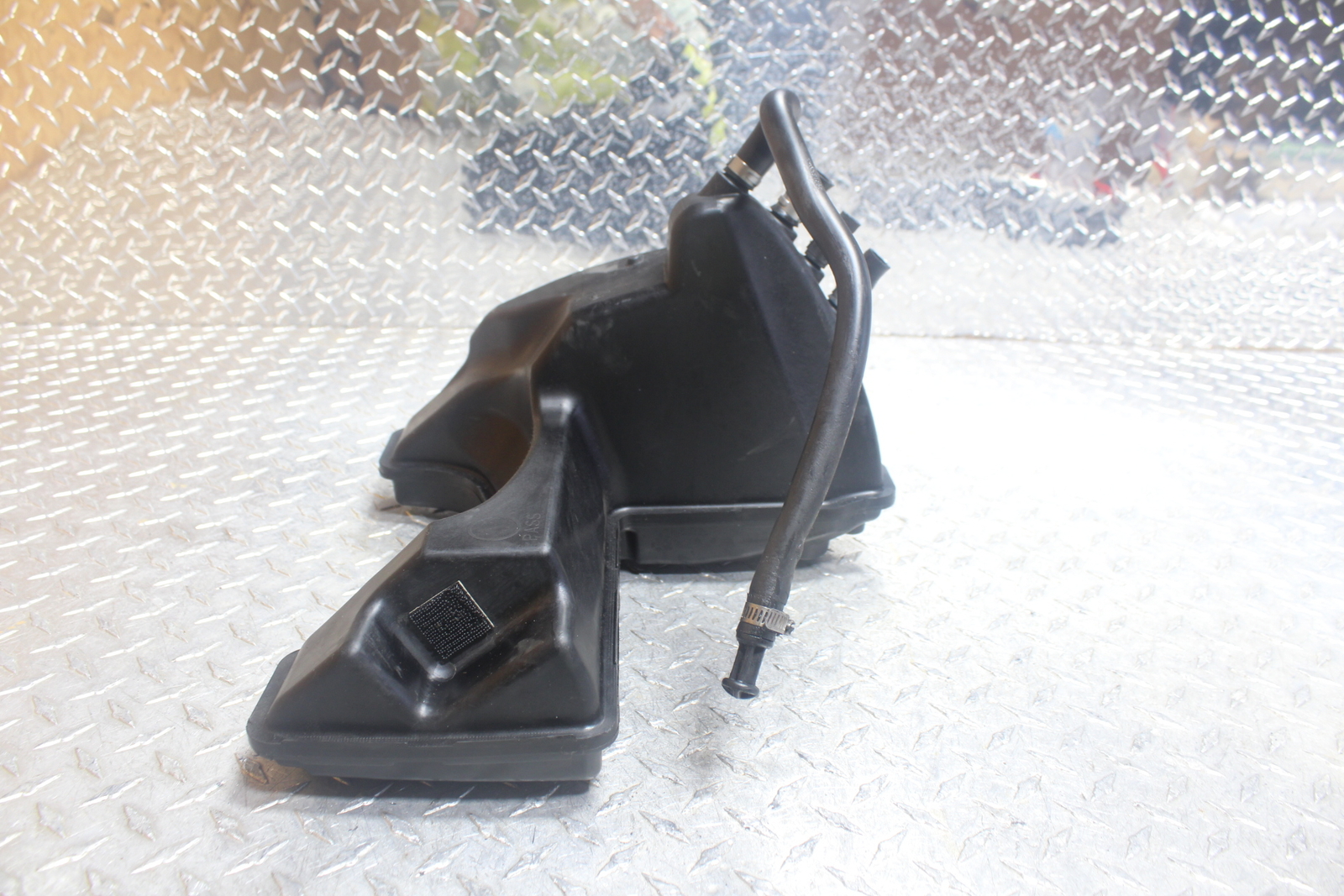 1422 HARLEY IRON 883 XL883N OEM OIL TANK BOTTLE RESERVOIR W DIPSTICK