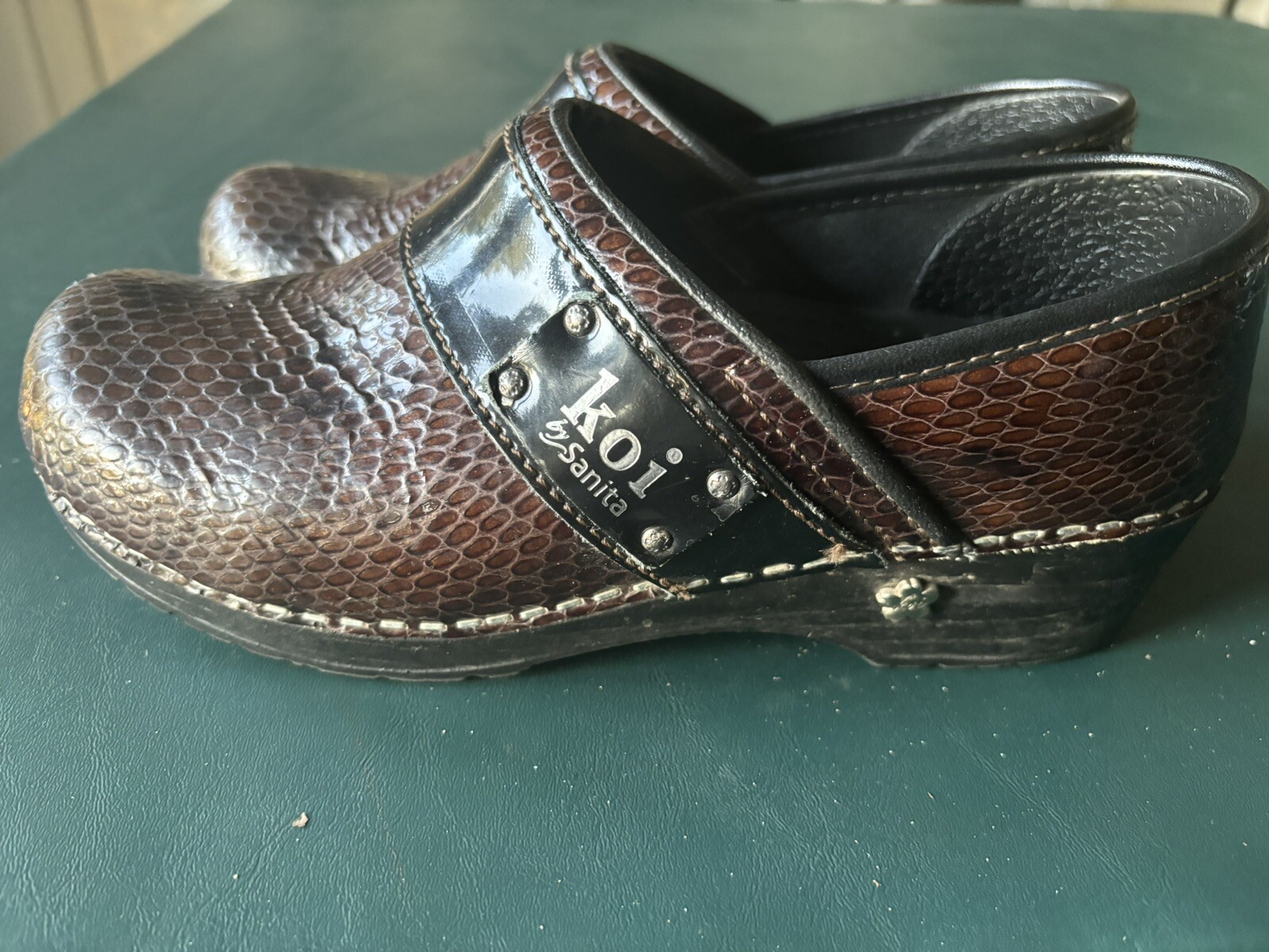 Koi Sanita Brown Nursing Clogs Patent Leather Womens Sz