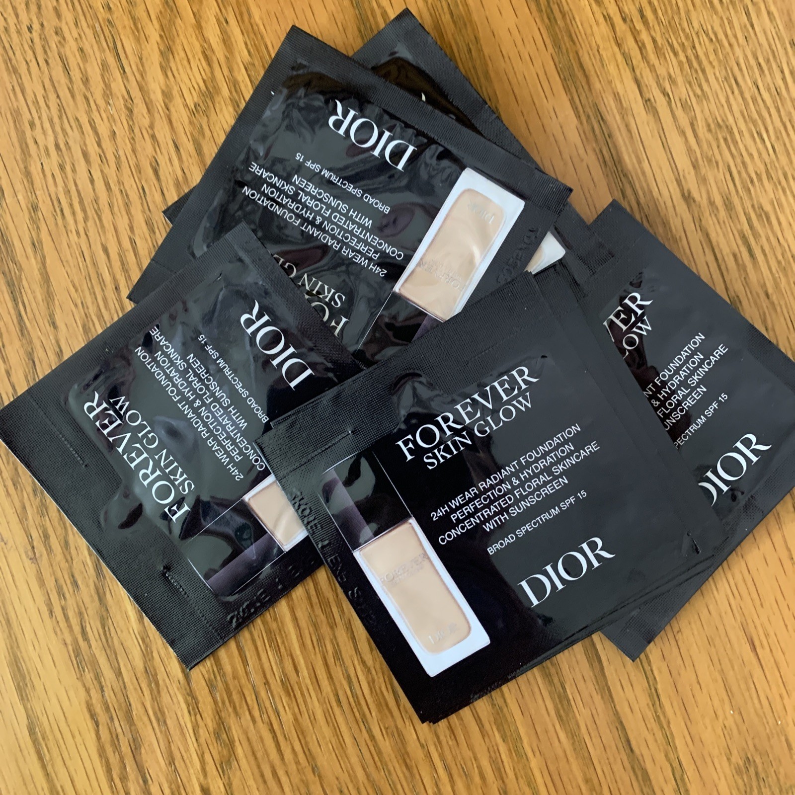 Dior Forever Skin Glow Foundation 1.5N Sample Pack 30 Count-image