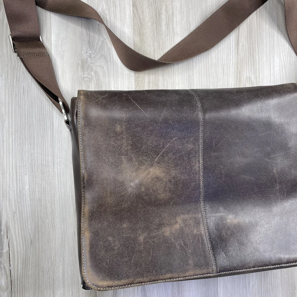 Bolso de hombro Knomo London de cuero marrón para computadora portátil Foto 3 de 4