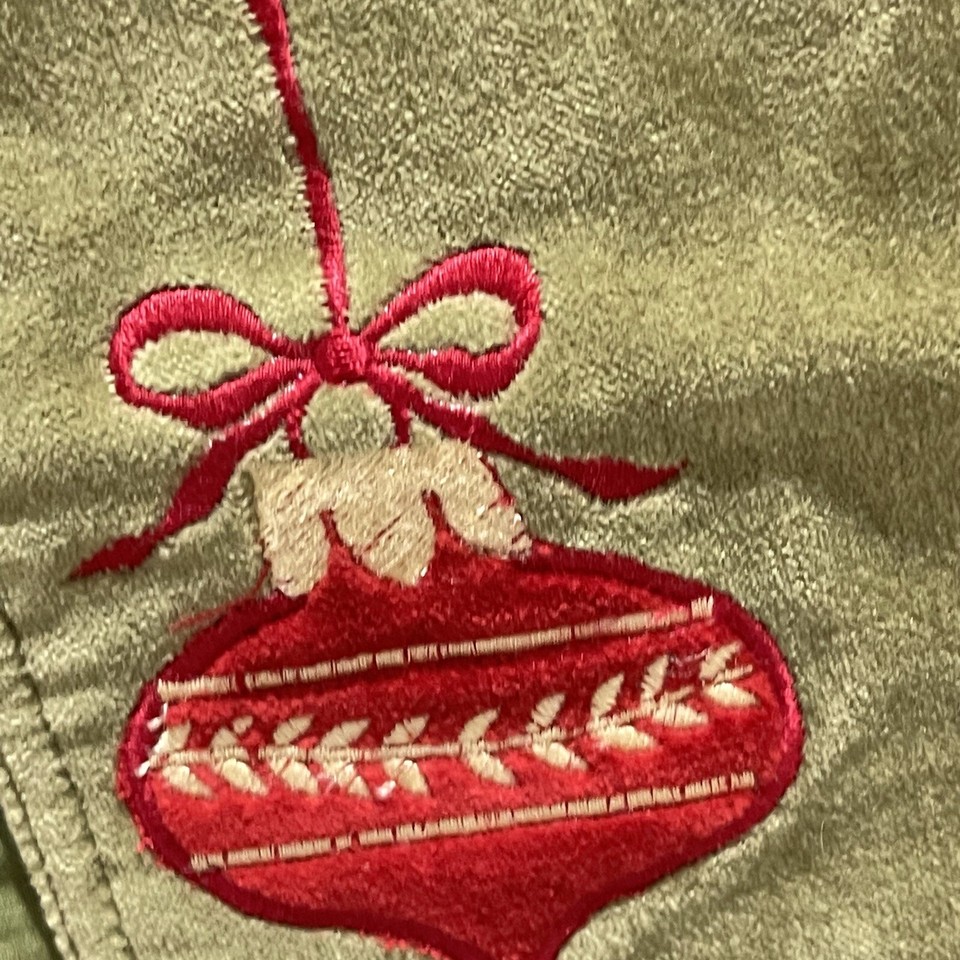 LA PÂTISSERIE Green Velveteen Christmas Holiday Ornaments Table Runner