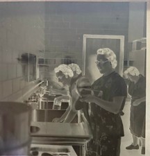 Negativo fotográfico de entrenamiento de alimentación masiva de defensa civil 1957 damas lavados platos