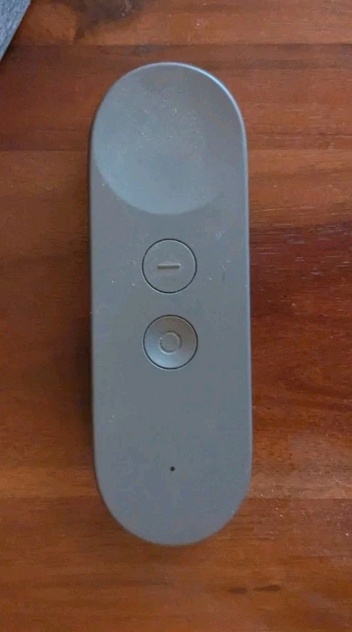 Great Condition Gray Google Daydream View VR Headset with D9SCA Remote - Image 2 of 3