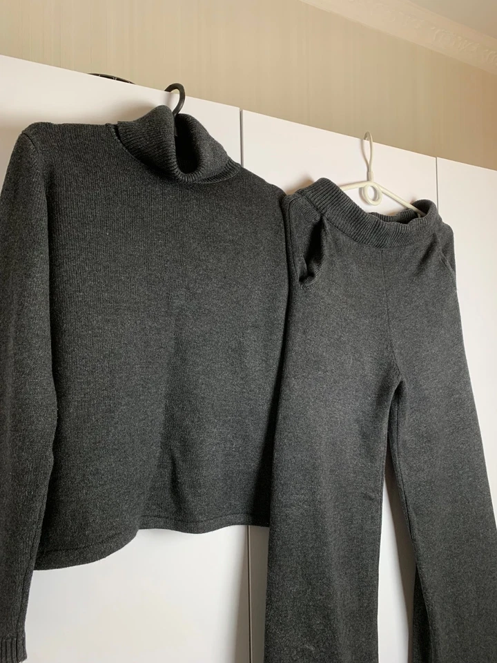 Loro Piana woman rare knitted wool suit im size 38 - Image 2 of 4