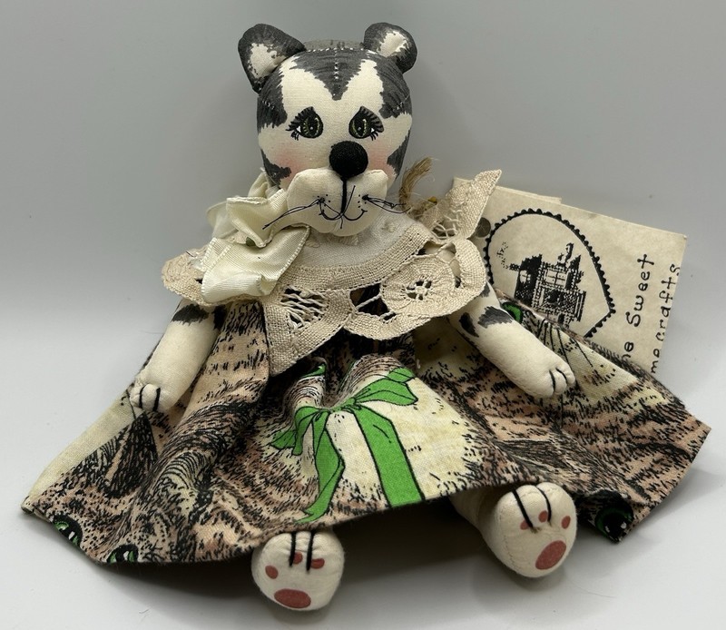 Home Sweet Home Crafts-Handmade Primitive Style 8”Cat Wearing Cat Dress.Vintage