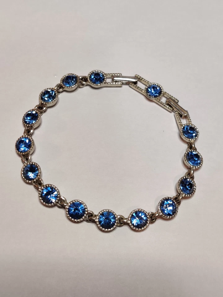 Brazalete de tenis Avon redondo de piedras de vidrio azul plateado extensor de metal de colección Foto 2 de 4