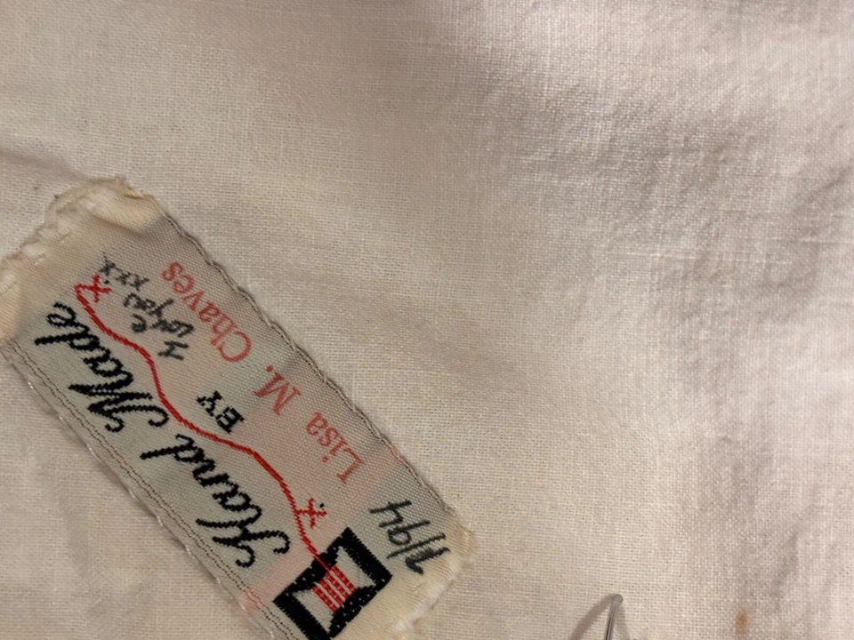 Mesa de vacaciones hecha a mano y cosida a máquina. 39" x 49" firmado por artista Foto 4 de 4