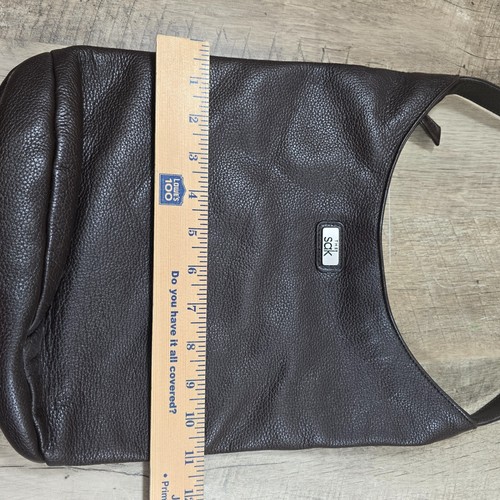 Bolso hobo de hombro con una correa de cuero marrón oscuro The Sak con bolsillos de viaje - Imagen 9 de 15