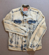 Levi's Trucker Jacket Adult Medium Blue Denim Patched Button Long Sleeve.