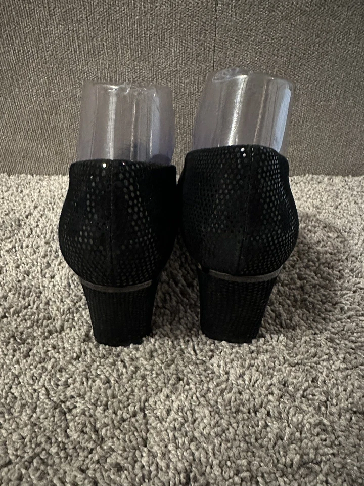 Tacones Vaneli para mujer de gamuza negra con punta de almendra talla 8,5 Foto 4 de 4