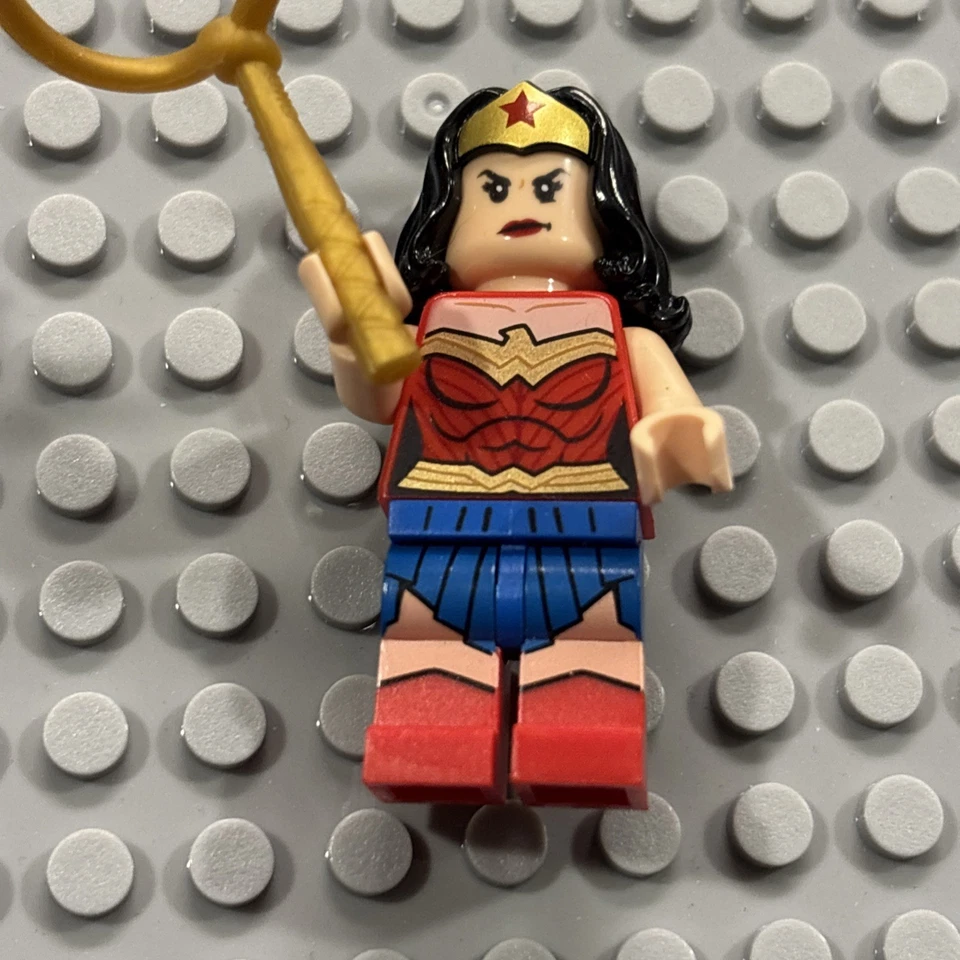 LEGO DC Super Heroes Mujer Maravilla Oro Tiara Minifigura sh456 Foto 2 de 3