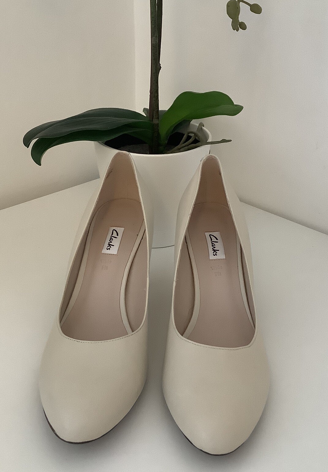 Ladies CLARKS Wide Fit Comfort Cream Leather Court Shoes, UK Size 7E, Excellent eBay