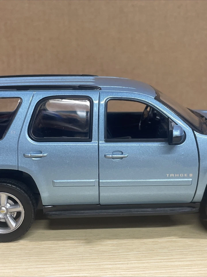 SUV Welly 2008 Chevy Tahoe LT escala 1:24 azul claro metálico hermoso - sin caja Foto 3 de 4