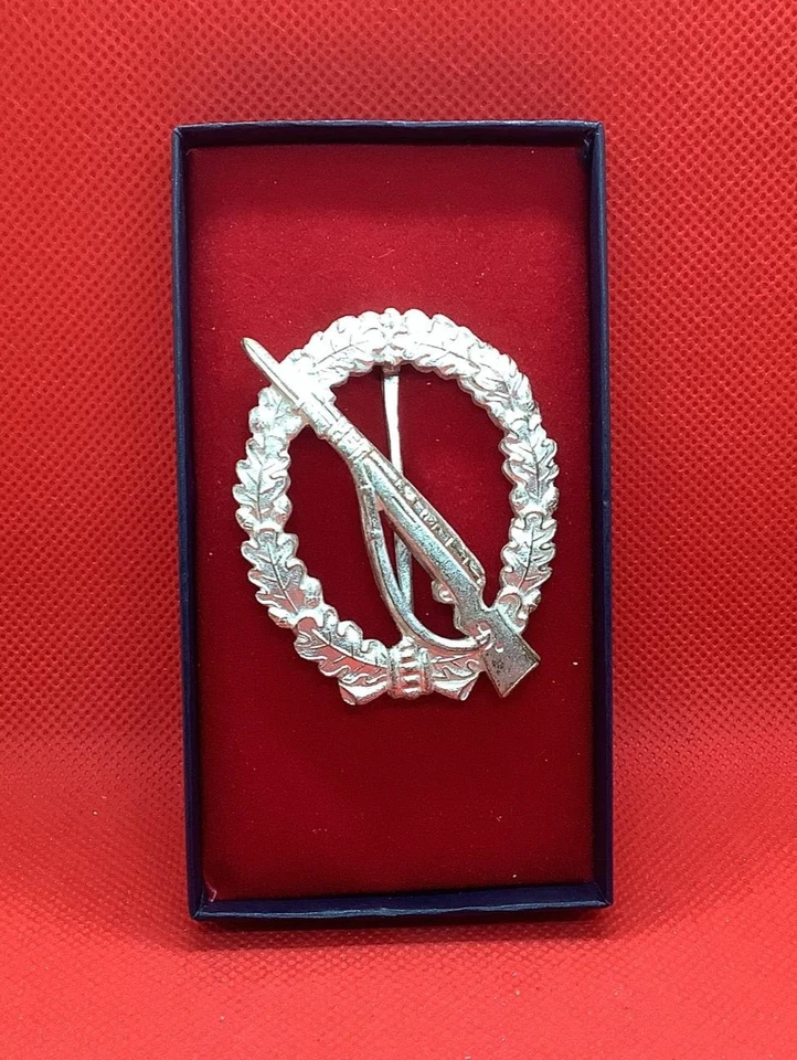 BRD, INFANTERIE-STURMABZEICHEN 1939/1957 IN SILBER. (D453) - Bild 2 von 4