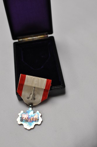 Japanese WWII Order of the Rising Sun 8th Class Award with Original Box - Picture 7 of 7