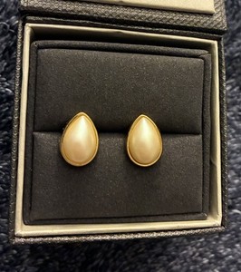 VINTAGE RICHELIEU FAUX PEARL & GOLD TONE TEARDROP EARRINGS PIERCED STUDS RETRO