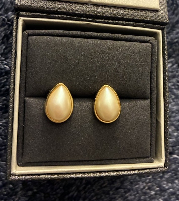VINTAGE RICHELIEU FAUX PEARL & GOLD TONE TEARDROP EARRINGS PIERCED STUDS RETRO