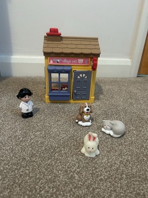 ELC Happyland Village Tierarzt Set, Tierarzt, Hund. Katze, Hase Kaninchen, Tierarzt LKW Auto