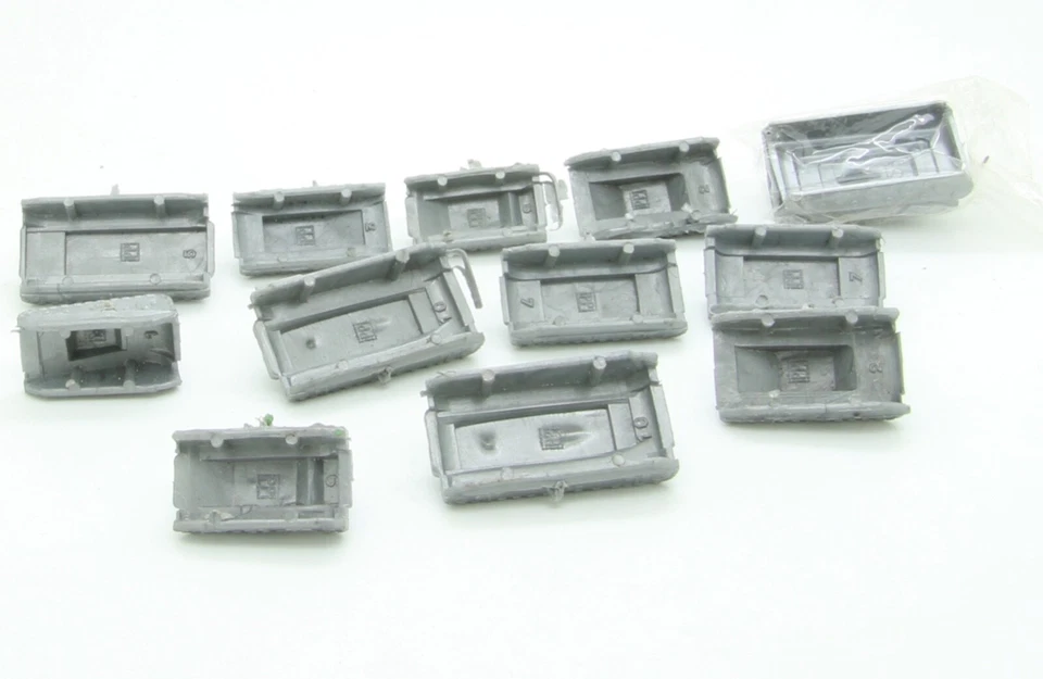 Lotto di 12 Carri armati in plastica marchiati PP - Immagine 2 di 2