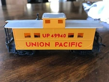  UNION PACIFIC CABOOSE 49940  HO SCALE TRAIN CAR MADE BY LIFE-LIKE