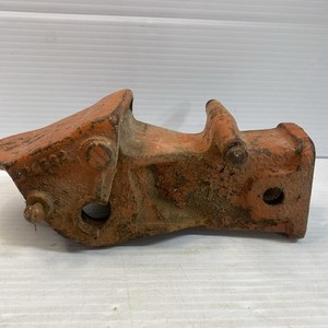 (1) One vintage #326532 allis-chalmers snap coupler hitch
