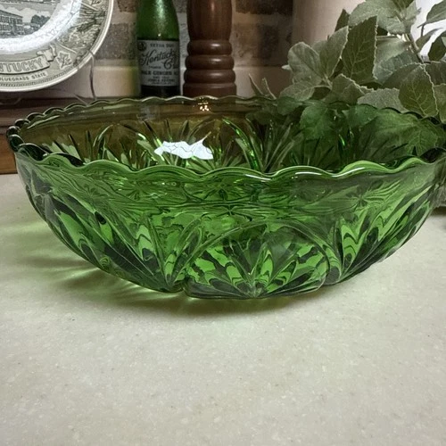 Vintage Anchor Hocking Medallion Star & Cameo Green Glass 8" Serving Bowl