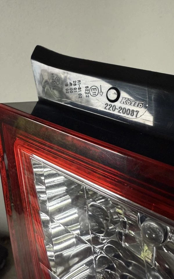 Subaru Impreza taillight 2009/14 OEM – Slight Crack – right side – No Bulbs - image 4 of 4