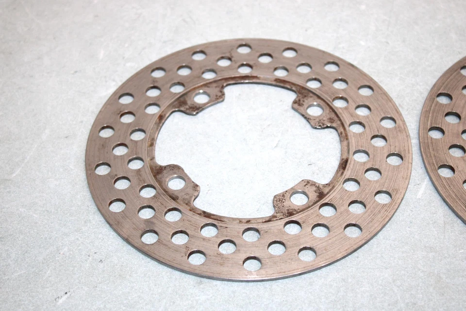 Par de rotores de freno delanteros Yamaha Bruin 4x4 Hunter OEM 05 5ND-F582T-00-00 AY38 Foto 2 de 4