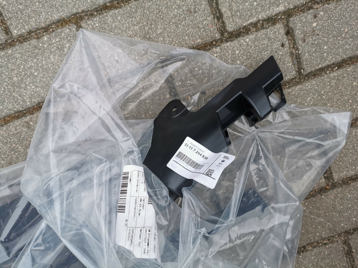 NEW GENUINE BMW F32 F33 F36 FRONT BUMPER AIR INTAKE INSERT CENTER 