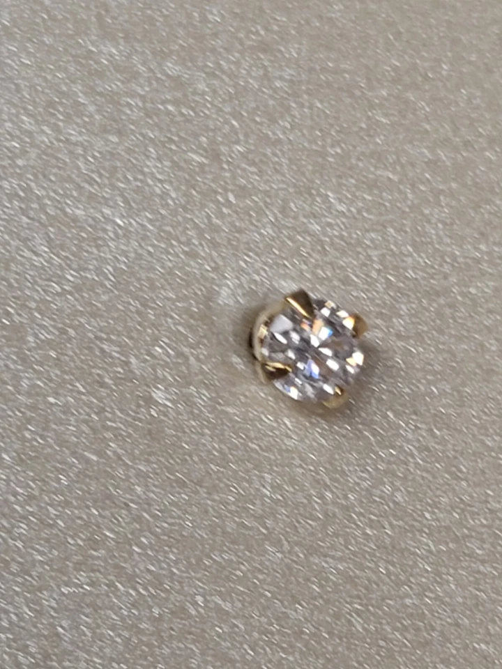 Pendientes de oro amarillo de 14K de 3 mm de circonita cúbica $175 Foto 2 de 3