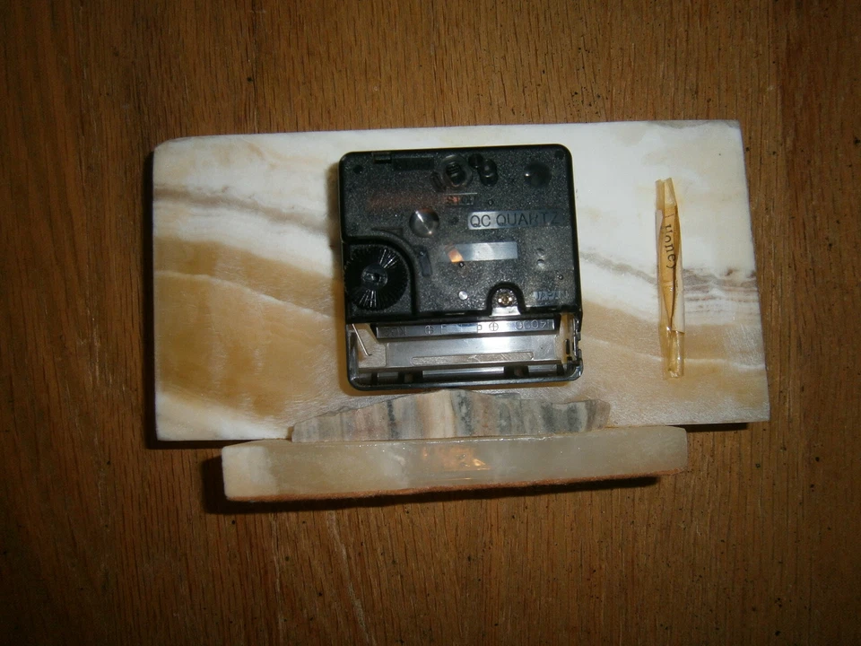 MARBLE CLOCK FREE STANDING ARIZONA AZTEC THEME HONEY ONYX BATTERY OPERATED VTG - Image 4 of 4