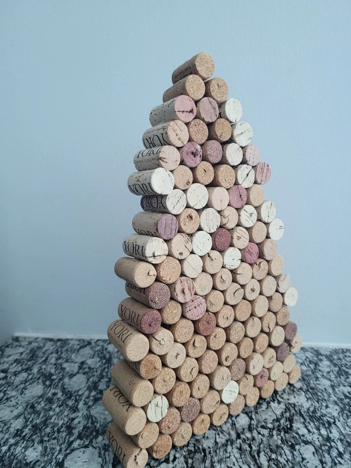 ¡Hecho a mano! Árbol de Navidad de corcho de vino reciclado 9" x 13"  Foto 4 de 4