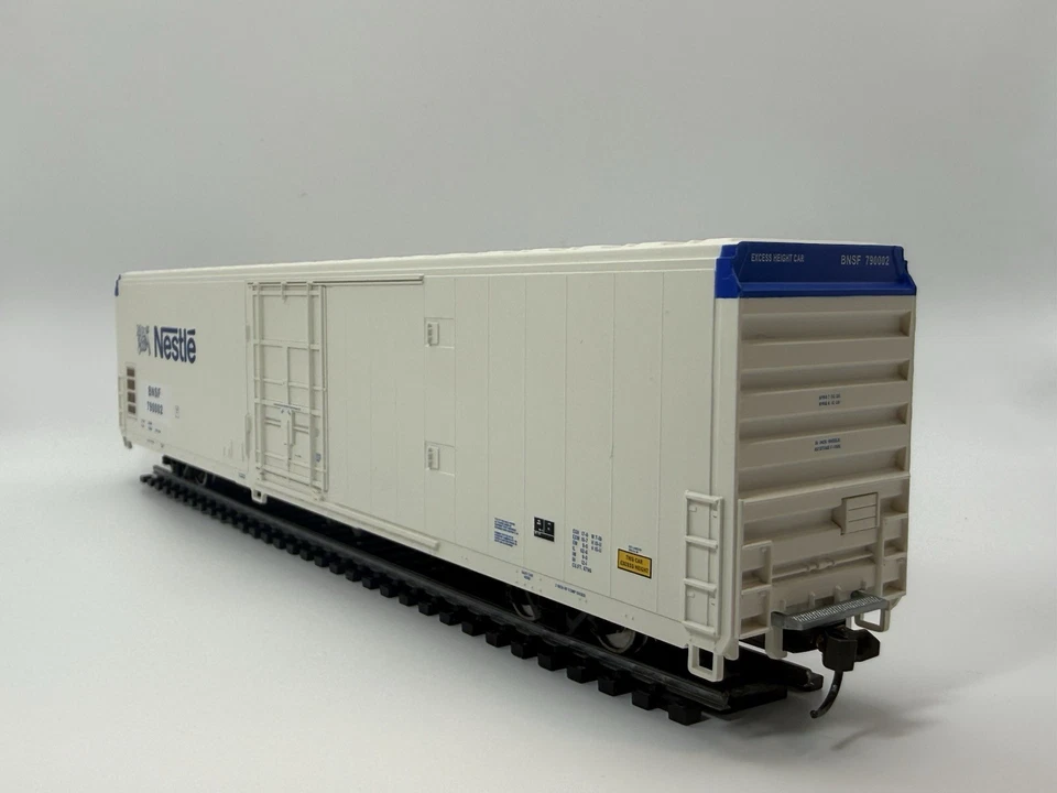HO Accurail BNSF Nestlé 60’ Boxcar 790002 – Metal Wheels Kadee Couplers - Image 2 of 4
