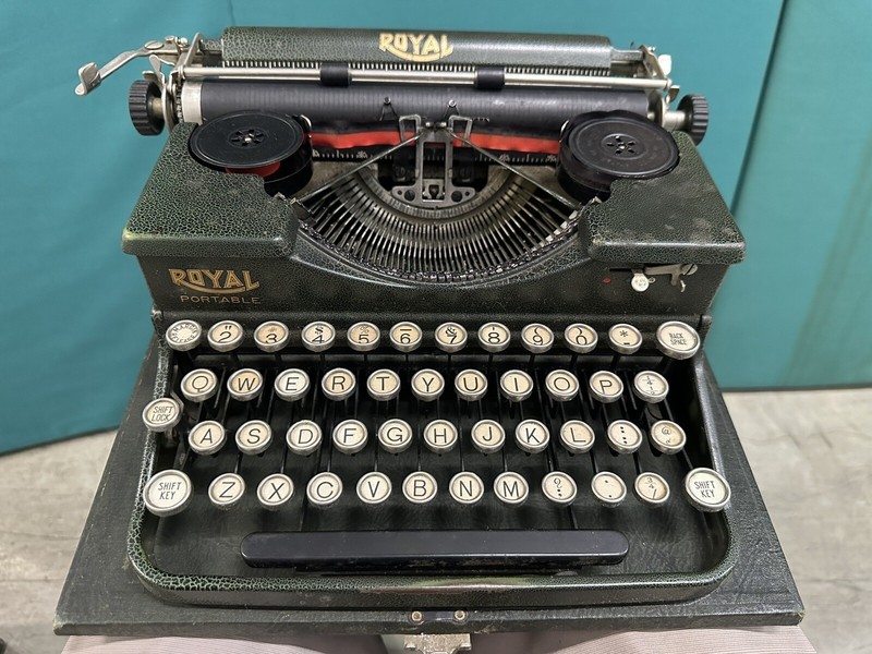 Antique 1928 Royal Portable Typewriter w Carrying Case
