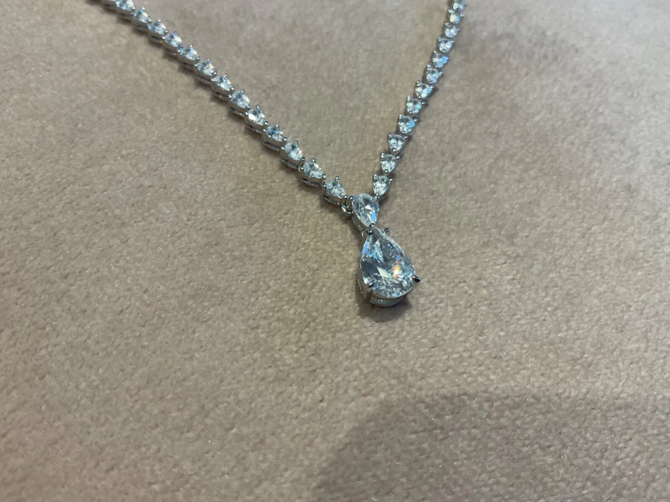 Collar de tenis con pera de diamantes de laboratorio de 13,7 quilates enchapado en platino 925 de 18 pulgadas Foto 2 de 4