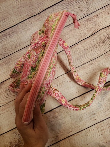 BOLSO DE MANO VERA BRADLEY PÉTALO ROSA BETSY VERDE AMARILLO - Imagen 6 de 7