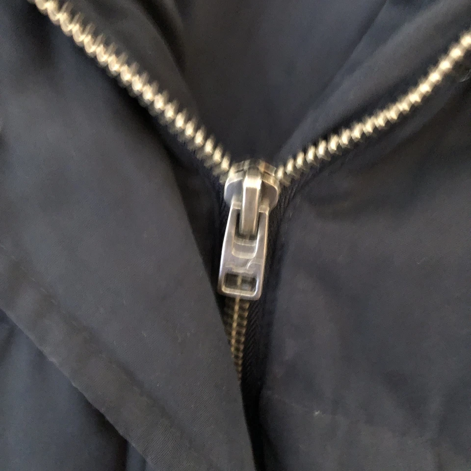 Chaqueta Hollister negra mediana gruesa con capucha cintura ceñida para mujer Foto 4 de 4