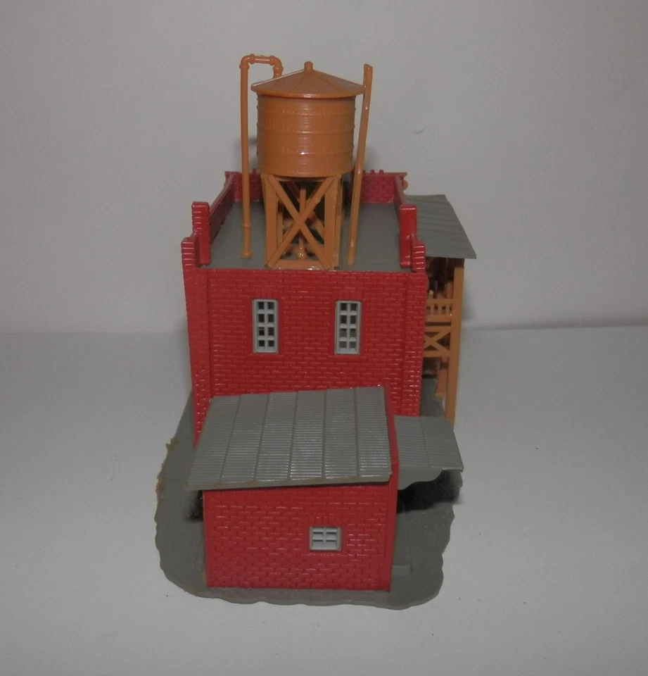 Model Power N Scale LIGHTED Railroad Hotel - Image 3 of 4