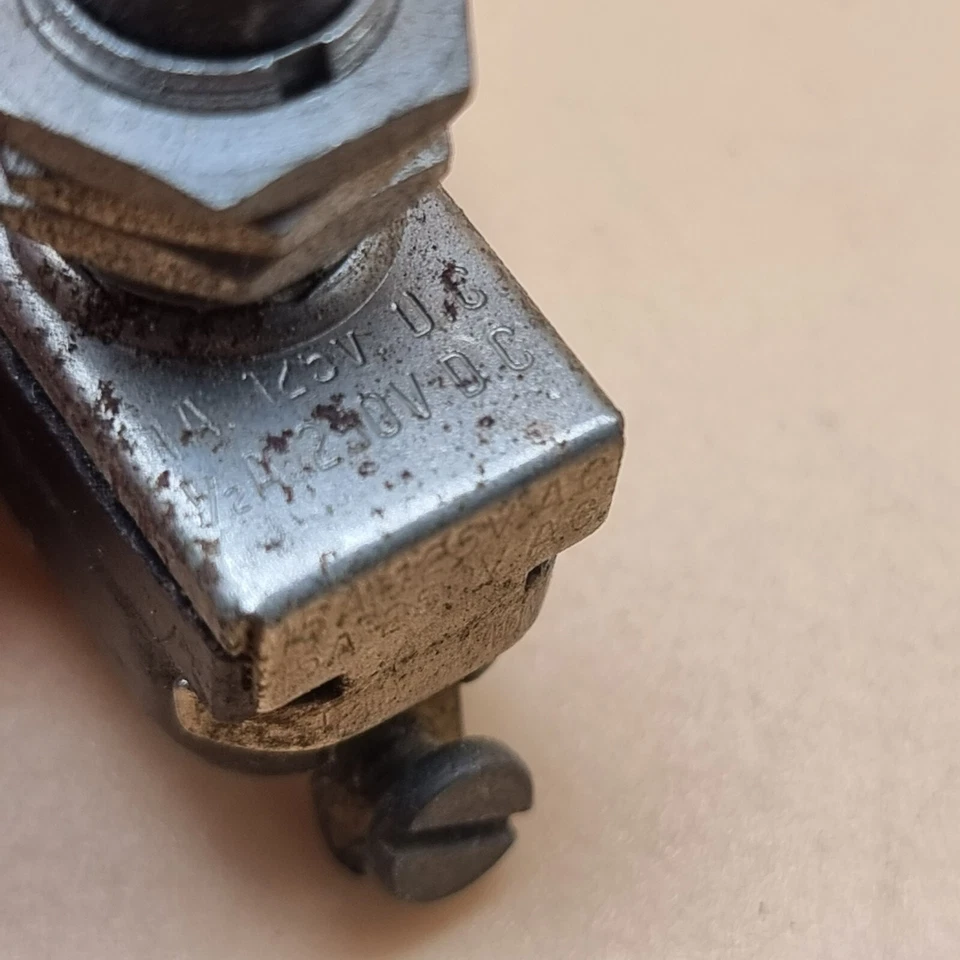 MCGILL UND LAB INC LISTA INTERRUPTOR PULSADOR MOMENTÁNEO 1HP20V, 240 VAC Foto 3 de 4