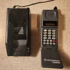 Vintage 1990s Motorola Ameritech Flip Cell Phone w/ Charger   Powers On