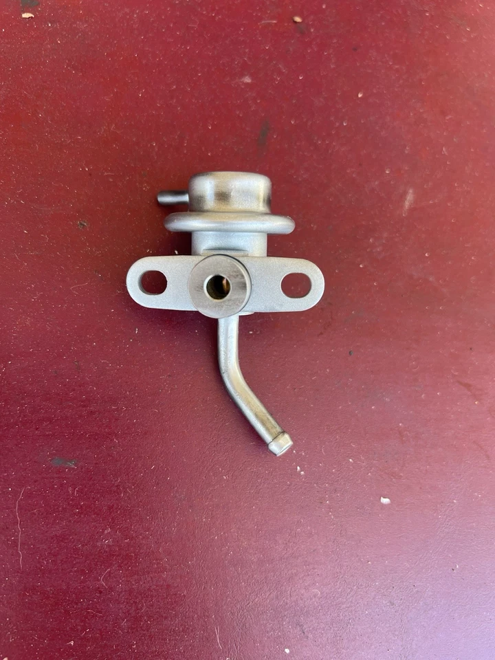 Regulador de presión de inyección de combustible OEM Denso 1995-99 Mitsubishi Eclipse Turbo Foto 2 de 3