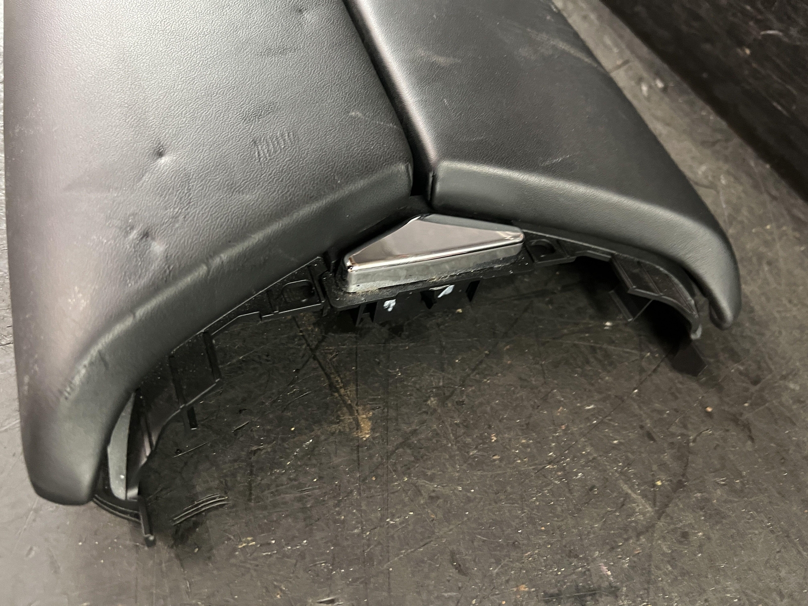 14-23 MASERATI QUATTROPORT CENTER CONSOLE ARM REST BLACK LEATHER 1NE