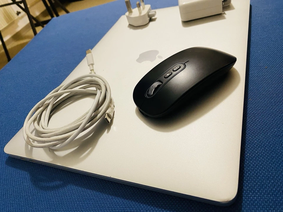Apple MacBook Pro 15" 2019 · i7 · 16GB · 250GB, Foto 1 von 5