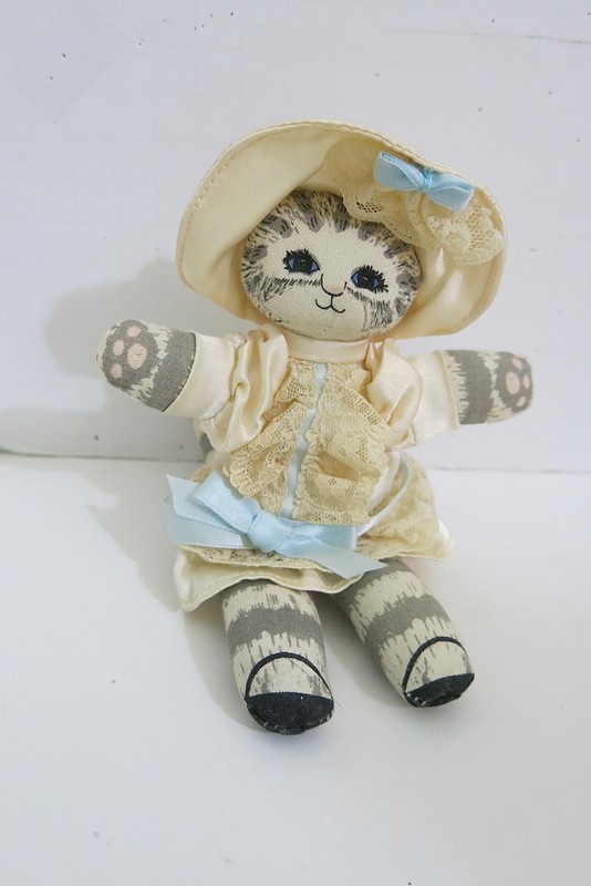 Vintage Applause 6" Classic Cat Grey Kitty Cream Dress Blue Dustyn Schear 27208