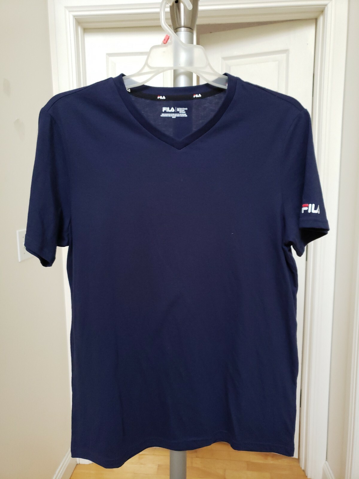 T shirt uomo Fila manica corta. Scollo a V taglia media. Nuovo senza etichette.