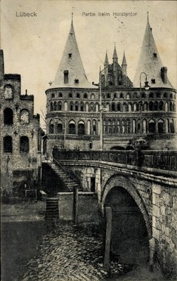 Postcard Hanseatic city of Lübeck, lot at Holsten Gate - 5067814