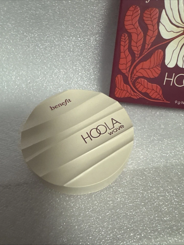 Benefit NEW Hoola Wave Bronzing Balm. Medium Deep - Image 4 of 4