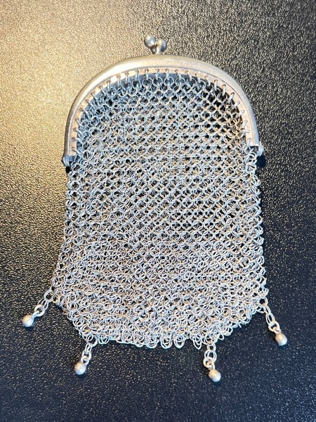 Monedero antiguo malla metálica plata, boquilla doble y 4 colgantes 1900–1925